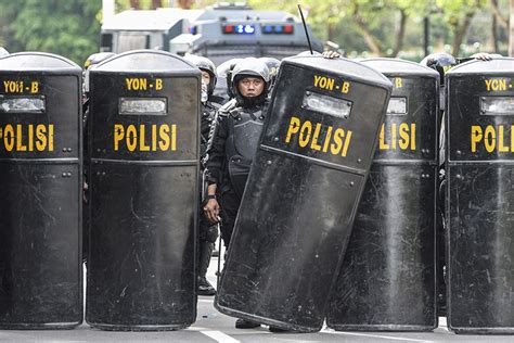 Polda Metro Jaya Buru Penyerang Polisi Dengan Senjata Tajam Saat Aksi