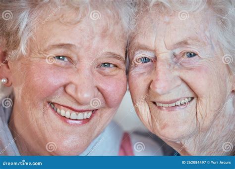 Retrato Detalhado De Mulheres Idosas Amigas E Sorriem Juntas Para