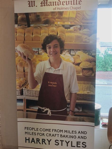 Harry Styles In Holmes Chapel Bakery Fotos De Harry Styles Harry