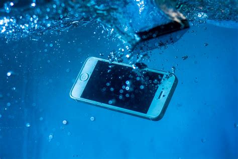 A Smartphone Underwater · Free Stock Photo