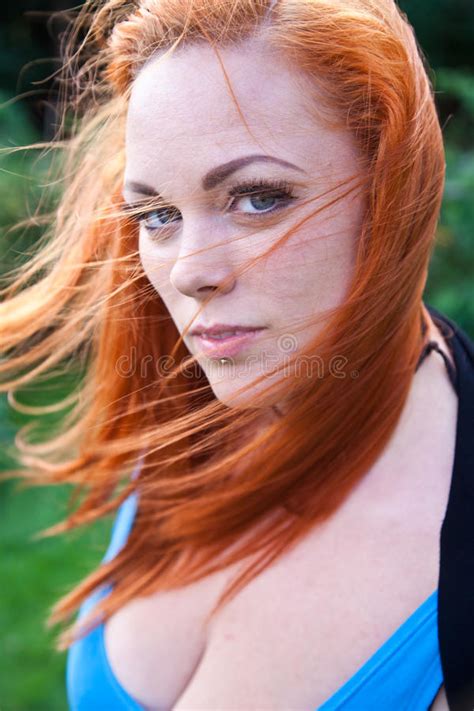 Menina Vermelha Do Cabelo No Retrato Do Estilo Do Pino Acima Luz