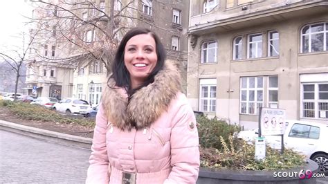 German Scout Super geile Milf Vicky bei echten Strassen Casting für