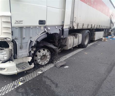 Wypadek na S1 w kierunku Dąbrowy Górniczej Bus uderzył w ciężarówkę