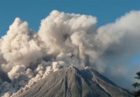 Vulcão entra em erupção na Indonésia e fumaça chega a 5 mil metros de