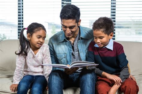 Pai Feliz Lendo Um Livro Para Seus Filhos Foto Premium