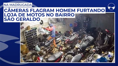 Câmeras flagram homem furtando loja de motos no bairro São Geraldo em