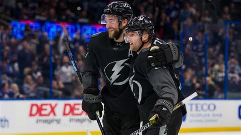 Lightnings Steven Stamkos Scores 400th Career Goal Yahoo Sports