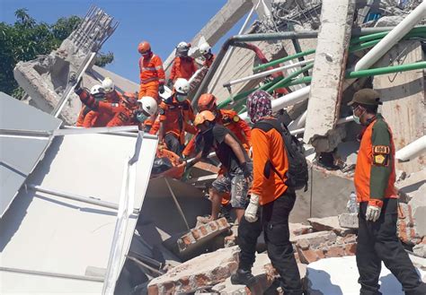 Indonesia Earthquake Tsunami Updates Mass Burials As Toll Rises To 832