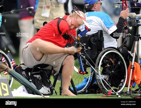 Usas Matt Stutzman Holds The Bow With His Foot As He Competes During