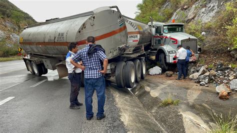 Pipa Doble Remolque Se Estrella Contra Talud De La Rumbo Nuevo