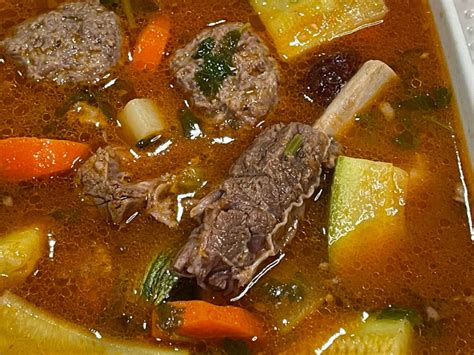 Rico Caldo De Albóndigas Entomatado Con Costillas y Verduras La