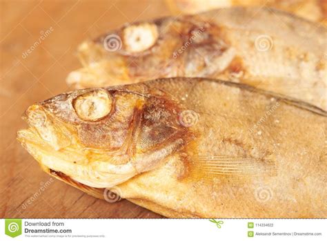 Pescados Secados En La Tabla Bocado A La Cerveza Foto De Archivo