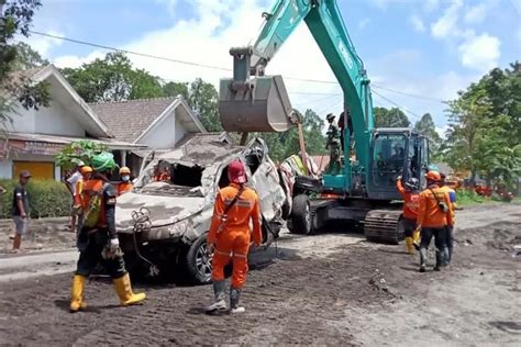 Mobil Relawan Yang Tertimbun Material Banjir Di Gunung Semeru Berhasil