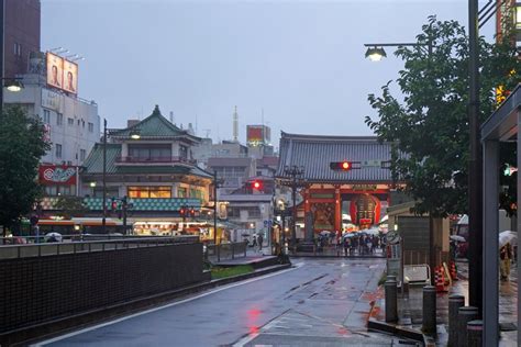 写真・図版（1枚目） 浅草「雷門」に美しく調和する路面電車 かつてそびえた「日本のエッフェル塔」とは？ Aera Dot アエラドット