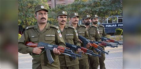 Coronavirus Lockdown Ppe Masks Distributed Among Lahore Cops