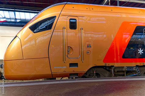 Foto De Side View Of Golden SOB Train Named Treno Gottardo At Main