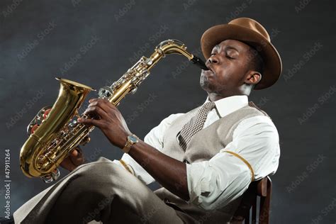 Foto Stock Black American Jazz Saxophone Player Vintage Studio Shot