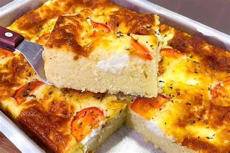 Torta Salgada Para O Lanche Cobertura De Queijo Requeij O E Tomates