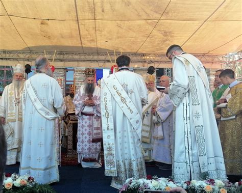 Počela liturgija u manastiru Gračanica Patrijarh Porfirije će služiti