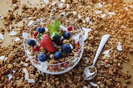 Granola casera con avena pepitas frutos secos y miel Receta fácil