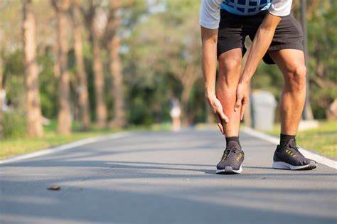 Hombre Joven De La Aptitud Que Lleva A Cabo Su Lesi N En La Pierna De