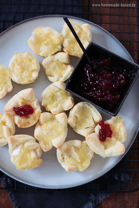 Blätterteig Camembert Häppchen mit Preiselbeeren Silvester Fingerfood