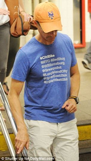 Anthony Weiner Spotted On Subway After He Was Sentenced Daily Mail Online