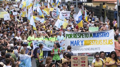 Manifestaciones Masivas En Canarias Contra El Turismo Actual En Las