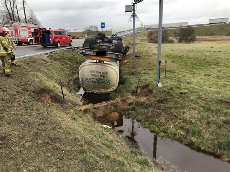 Poważny wypadek pod Wyszkowem cysterna w rowie Foto Kurier