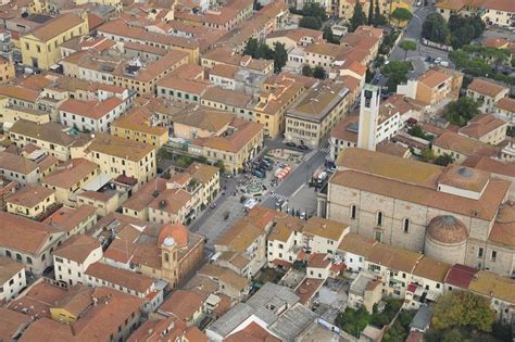 Pontedera Una Terra Di Passo E Di Mercato Allavanguardia