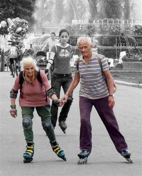 Forever Young Vieux Couples Grow Old With Me Older Couples Happy