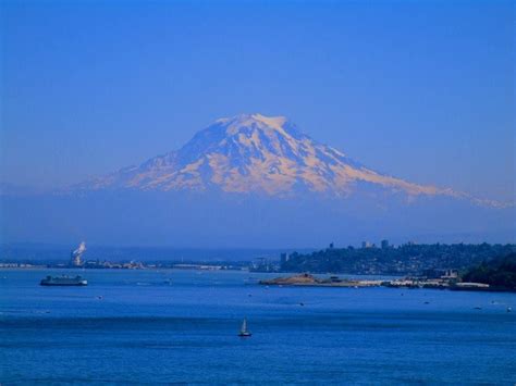 Mt Rainer Hovering Over Puget Sound Wa Puget Sound Seattle