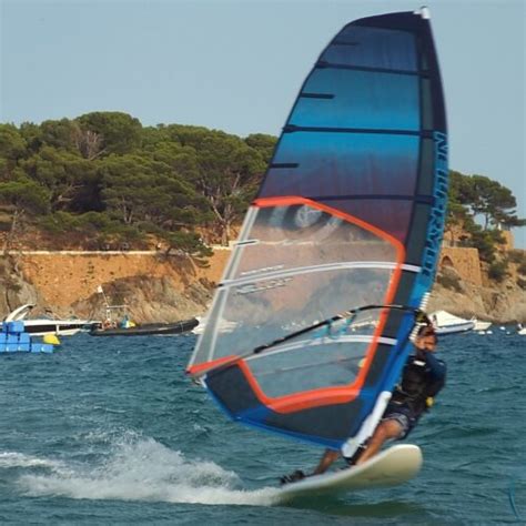 Windsurf Rental Activitats Nàutiques Escola de vela i kayak Sant