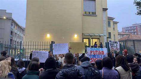 Crolla Il Controsoffitto Della Scuola Studenti In Protesta