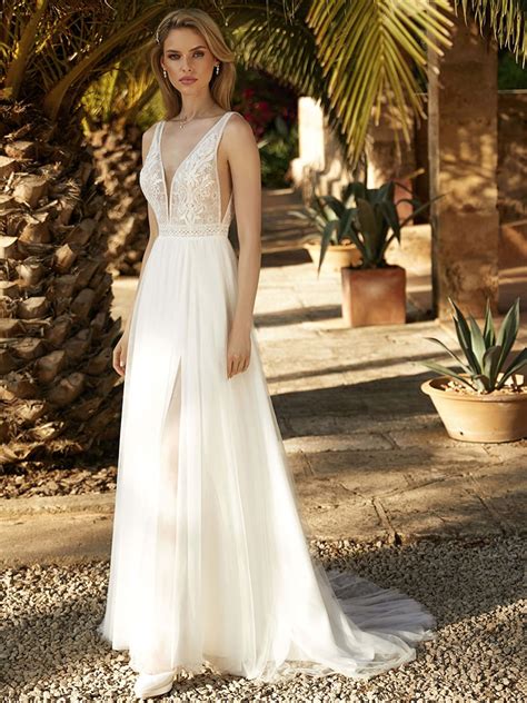 Chic Bridal Dress Necklines You Can Try Out This Fall