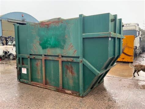 Enclosed Chain Lift Compactor Skip17