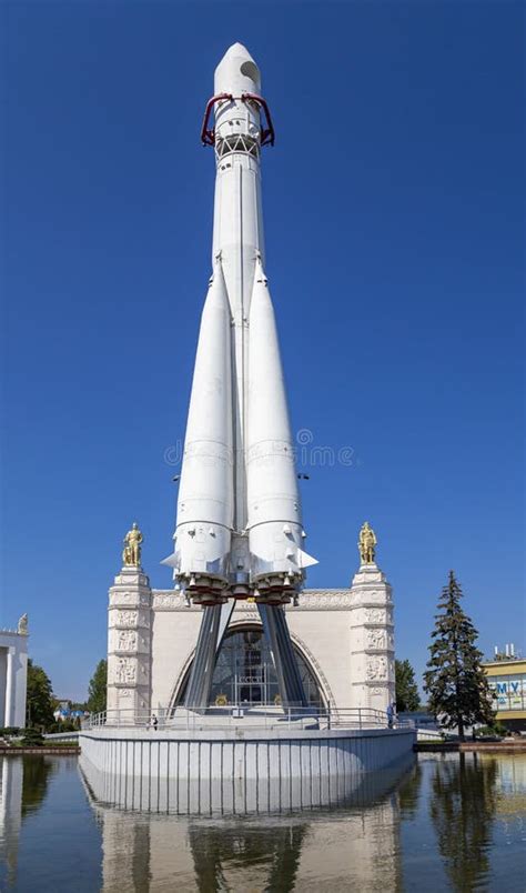 Vostok De Nave EspacialâParque VDNKH En MoscÃº Rusia Foto de archivo