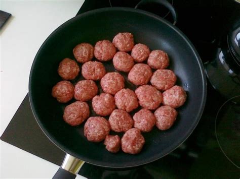 Nudeln mit Tomaten Soße mit Hackfleischbällchen Rezept kochbar de