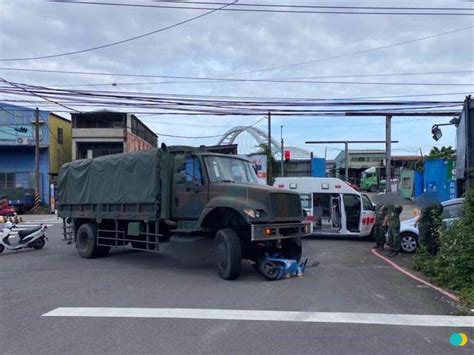 撞擊瞬間曝光！三峽母載4歲女上幼兒園 緊貼軍卡行駛遭輾斃 社會 中時