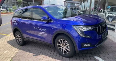 South African Vlogger Impressed With Made In India Mahindra Xuv700 Car Blog India