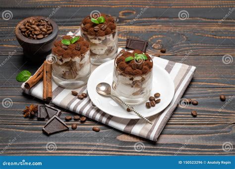 Postre Cl Sico Del Tiramisu En Un Vidrio En Fondo De Madera Foto De