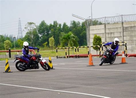 Enam Instruktur Safety Riding Tampil Di Ah Sric Peserta Dari