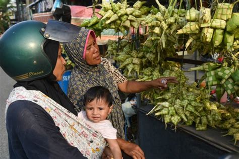 Fokus Lensa Sarang Ketupat Laris Manis Jelang Idul Fitri HARIAN MISTAR