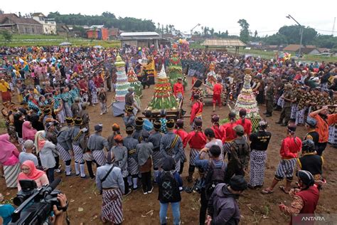 Tradisi Grebeg Gumuk Kembang Antara News