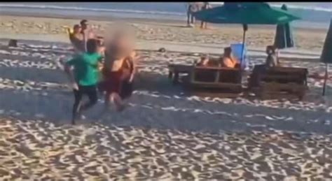 Garçom é baleado por cliente durante briga em um bar na praia veja vídeo