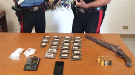 Trovato Con Un Fucile E 2kg Tra Hashish E Cocaina In Manette Un 59enne