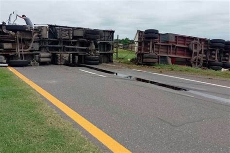 El camión que volcó en Autovía 19 ya fue retirado y el tránsito es