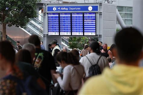 Reise Chaos in Deutschland Flughafen Chef gibt düstere Prognose