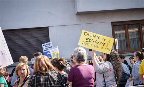 Profesorii Sibieni Au C Ntat O Lume Minunat La Cel Mai Mare Protest