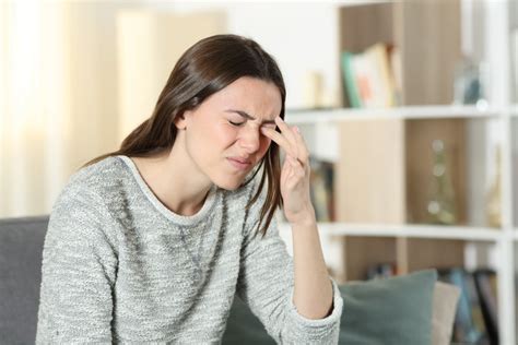 Coceira nos olhos Saiba as razões e como lidar Clínica de Olhos Dr